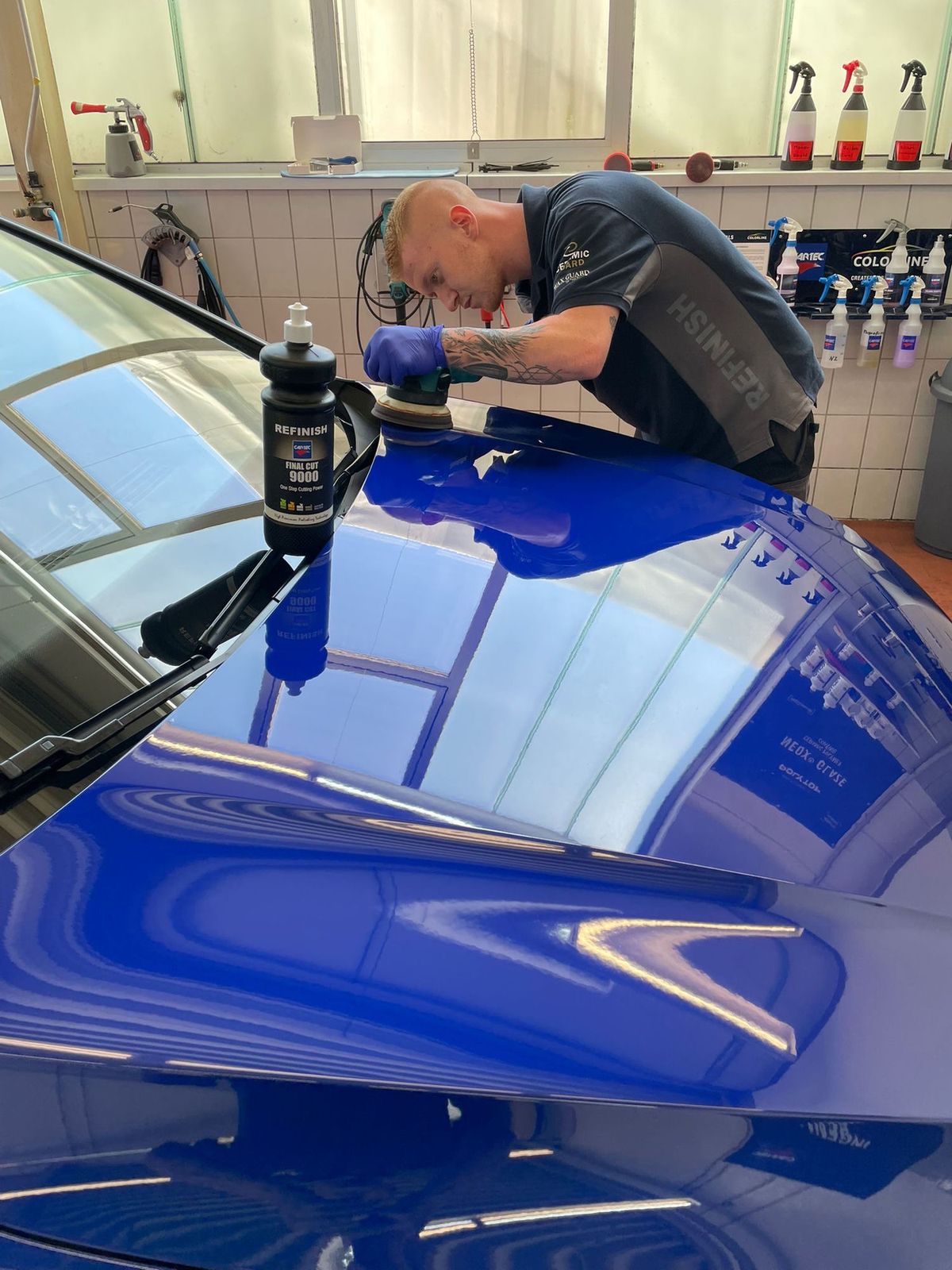 Politur der Motorhaube eines VW Golf R