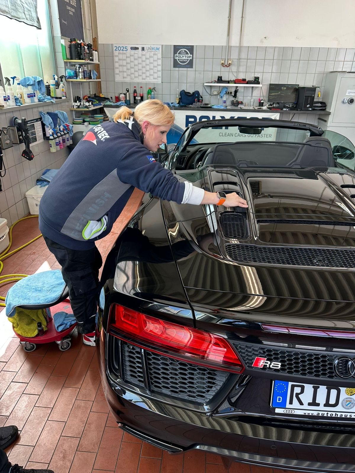 CARTEC-Team bei der Politur eines roten Audi RS