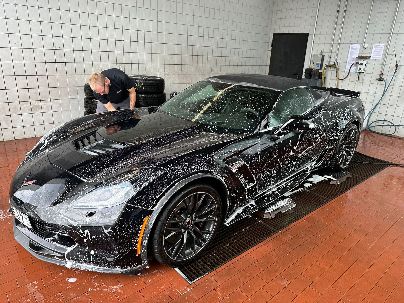 Chevrolet Corvette bei der Fahrzeugwäsche