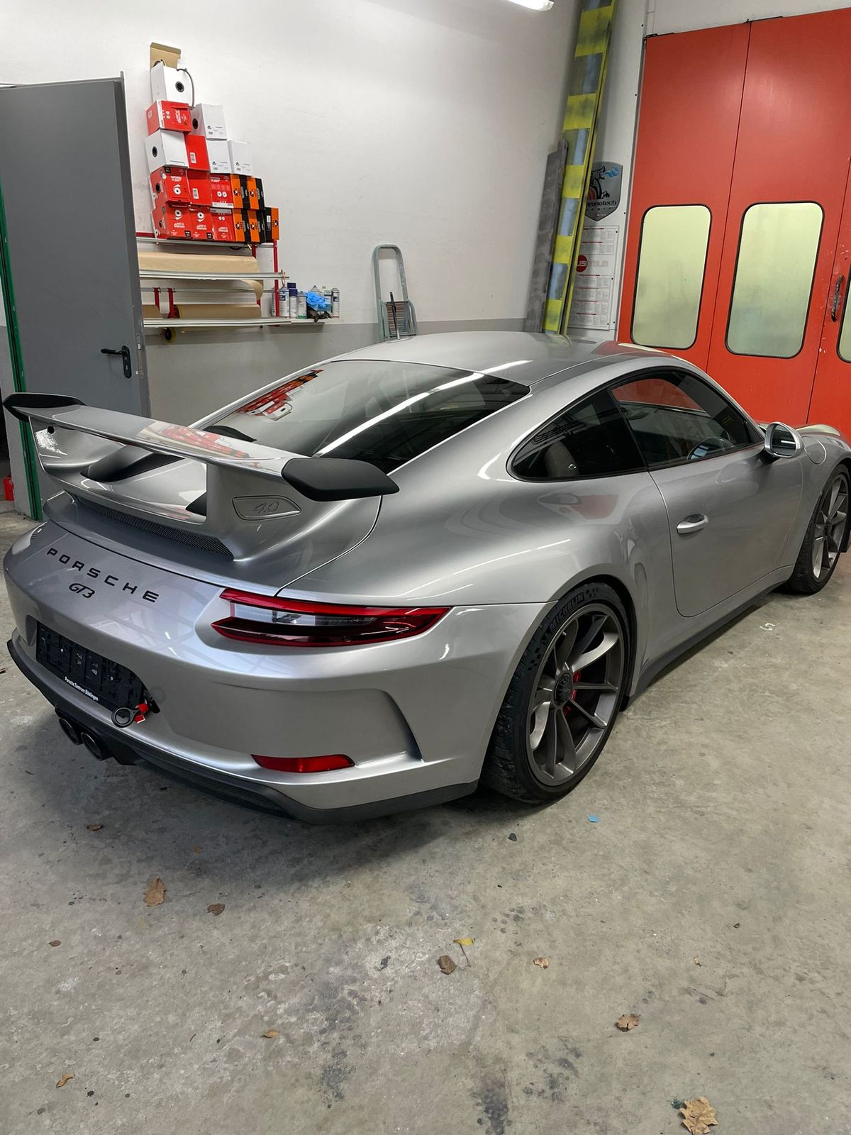 Aufbereiteter Porsche 911 GT3 in der Werkstatt