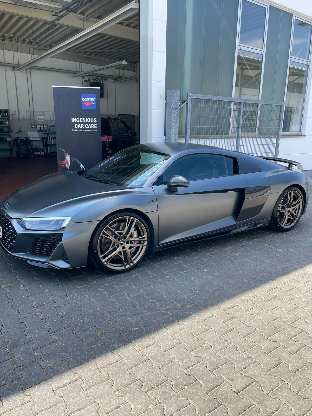 Audi R8 mattgrau nach der Aufbereitung