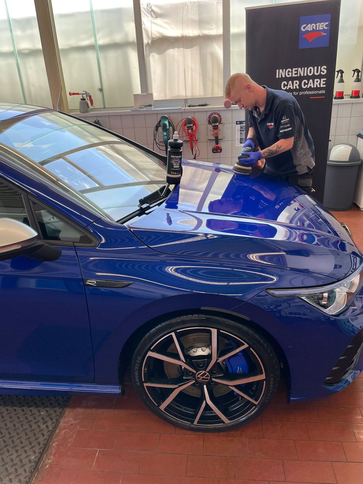 CARTEC-Team bei der Lackpolitur eines VW Golf R